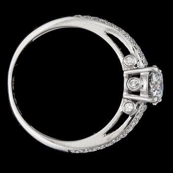 RING, briljantslipad diamant, 0.90 ct samt mindre briljantslipade diamanter, tot. 0.38 ct.