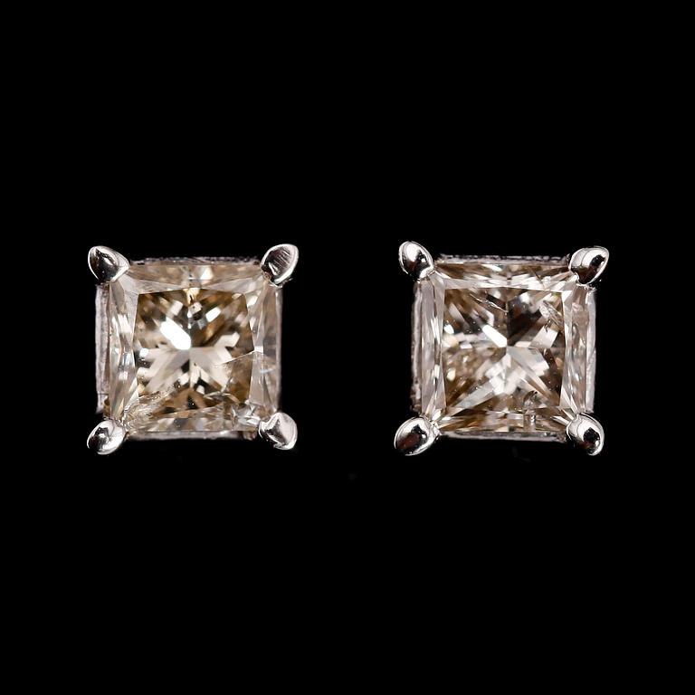 ÖRHÄNGEN, 1 par, 14 k vitguld, princesslipade diamanter tot ca 0.84 ct.