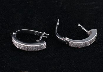 KORVAKORUT, briljanttihiottuja timantteja n. 0.25 ct. 18K valkokultaa. Paino 5 g.