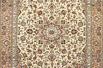 A Kashan carpet, a. 283 x 195 cm.
