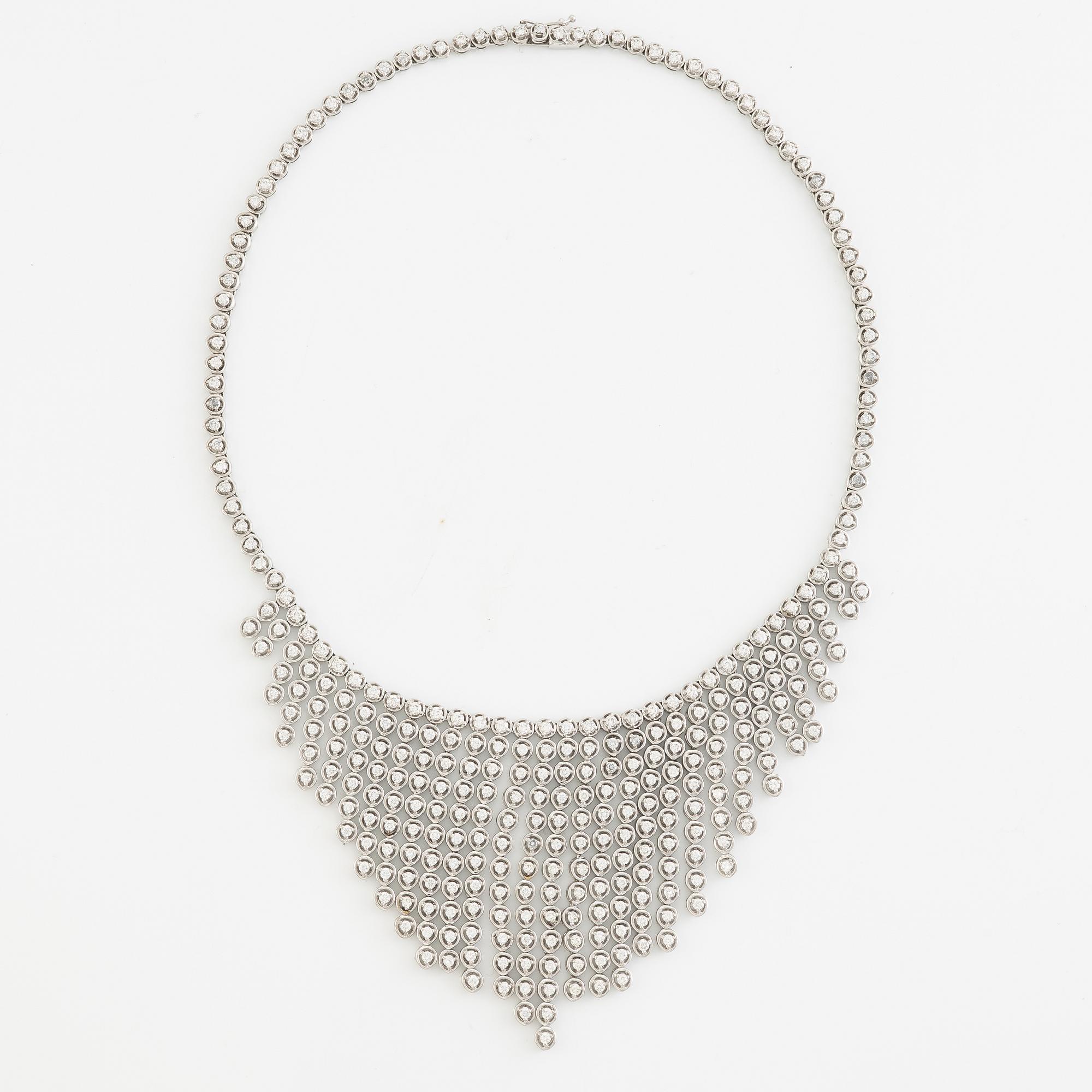 Collier 18K vitguld med briljantslipade diamanter.