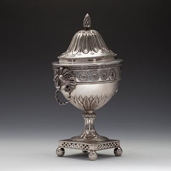 SOKERIKKO, hopeaa Stralsund 1700 l. loppu. Leimattu GJD. Korkeus 26,5 cm. Paino 833 g.