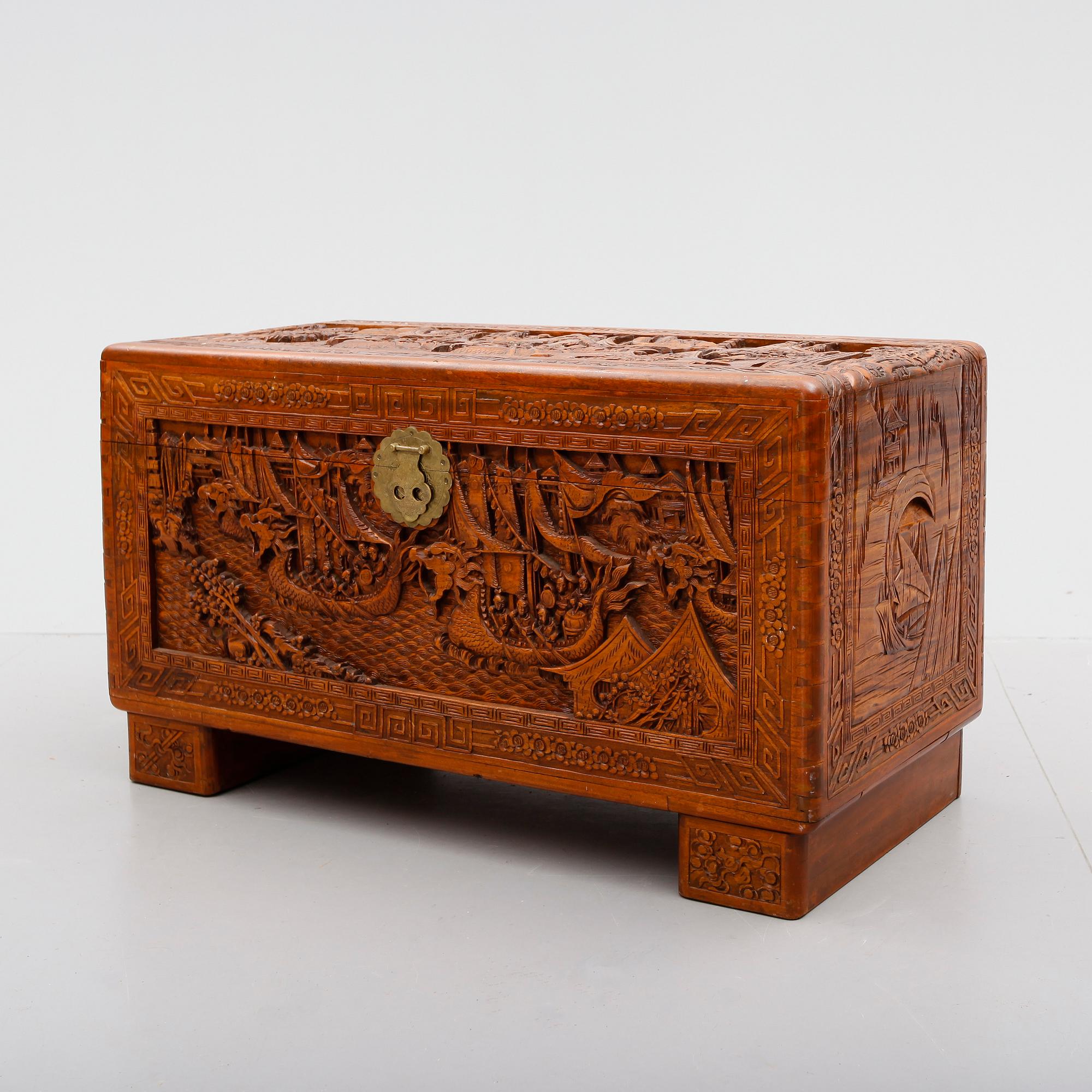 KAMFERKISTA, 1900-talets mitt.