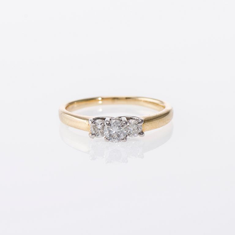 RING, 14K guld, 3 diamanter, totalt 0,42 ct. Vikt 2,9 g.