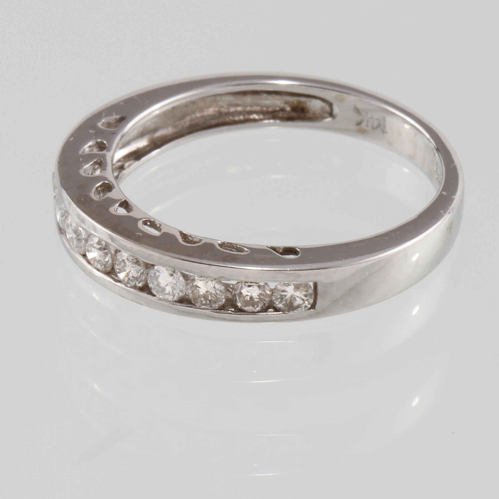 RING, 14K vitguld med 11 briljantslipade diamanter, utländska stämplar. Vikt 2,1 gram.