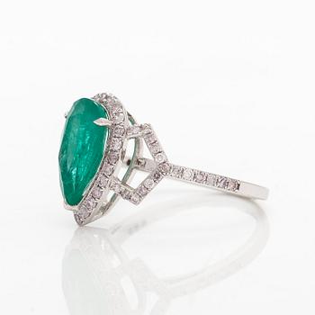 Sormus, 14K valkokultaa, pisaranmuotoinen smaragdi ja timantteja.
