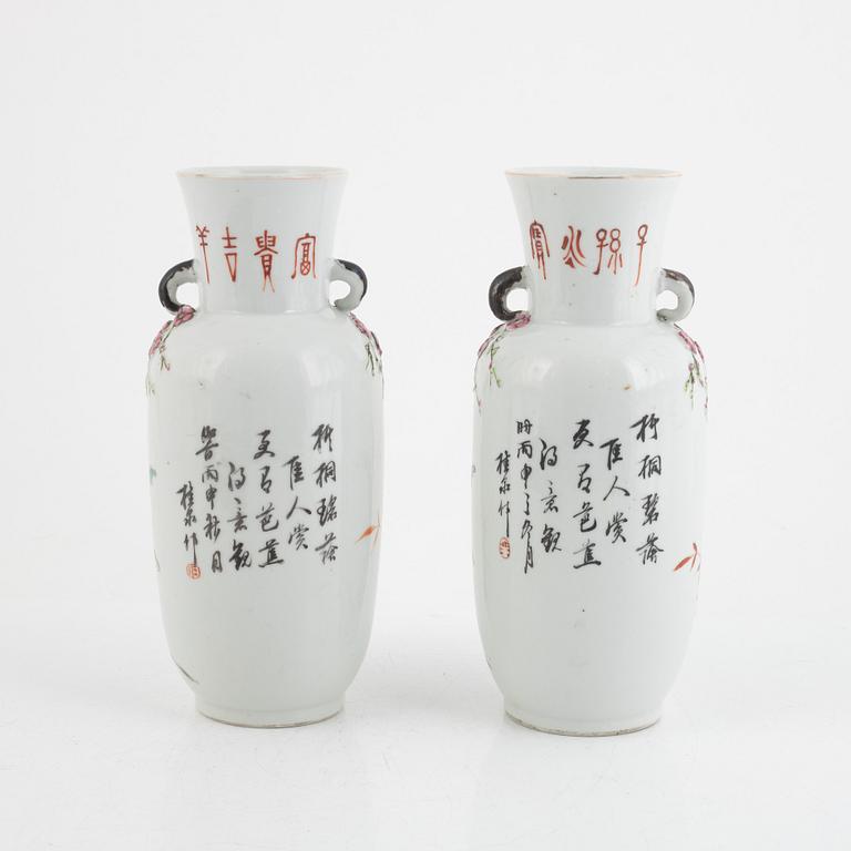 A pair of Chinese famille rose vases, first part of the 20th century.