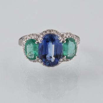 RING, 18K vitguld med fasettslipad kyanit 3.49 ct, 2 smaragder 1.23 ct och briljantslipade diamanter 0.33 ct. Vikt 3 g.