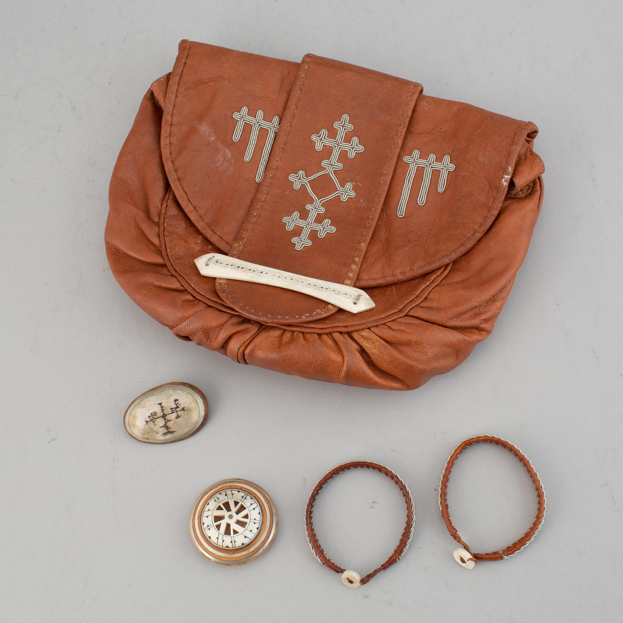 Samiska arbeten, väska, 2 st armband och 2 st broscher.
