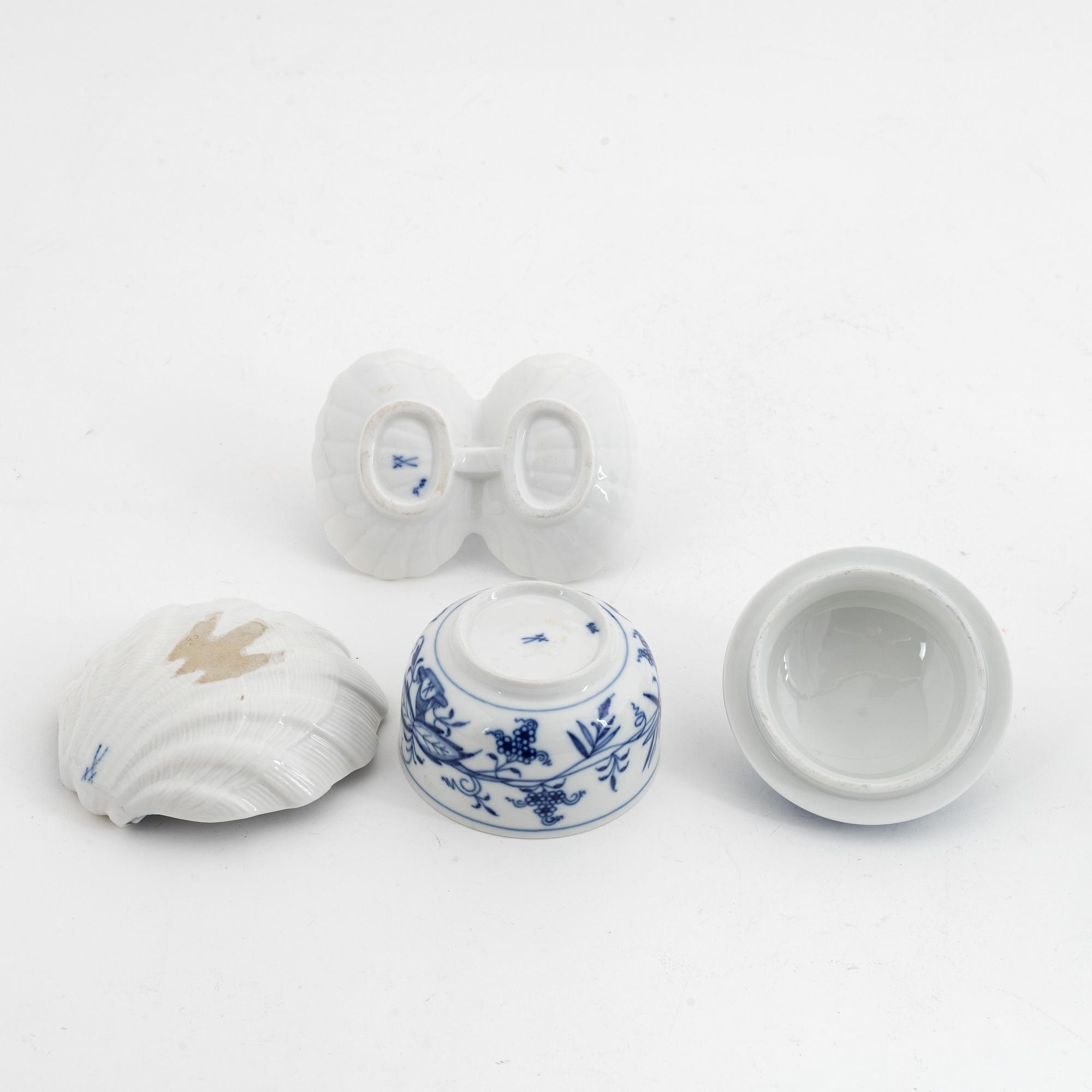 Servisdelar, 7 st, porslin,
"Zwiebelmuster/Lökmönstret", Meissen, 1900-talets första hälft.