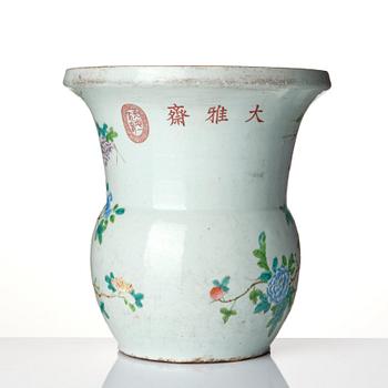 Kruka/Zhadou, porslin. Qingdynastin, 1800-tal.