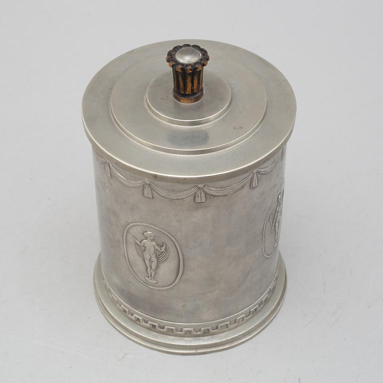 A lidded Swedish Grace pewter jar by Schreuder & Ohlsson, Stockholm, 1928.