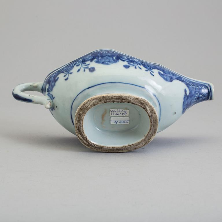 A blue and white export porcelain saucer, Qing dynasty, Qianlong (1736-95).