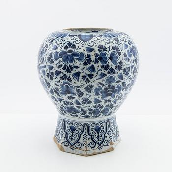 Urna, Delt, fajans, 1700-tal.