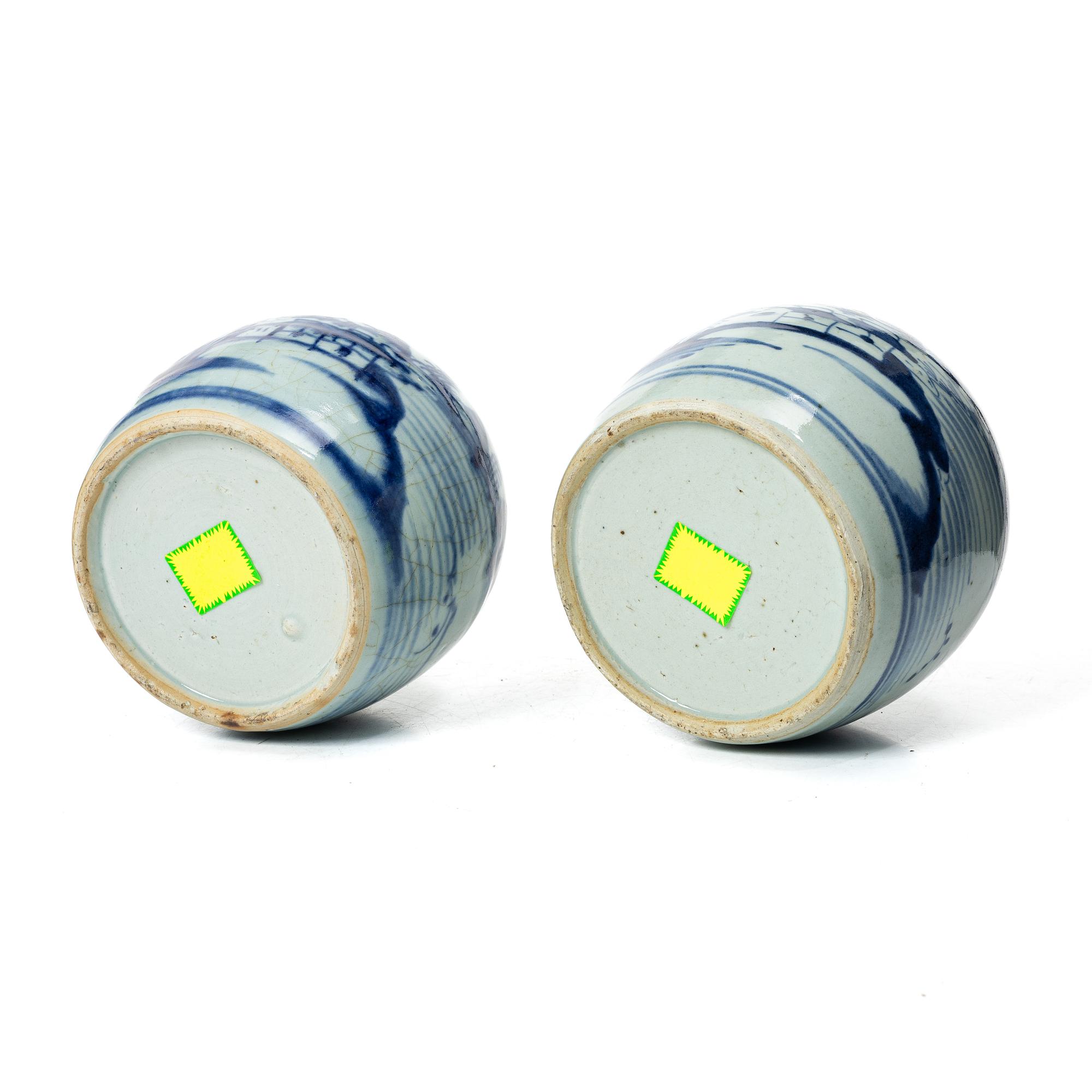 Two Chinese blue and white porcelain jars with cover, late Qing dynasty, 19th century.
