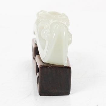 Bälteshake samt amulett och ask, nefrit och sten, Qingdynastin.