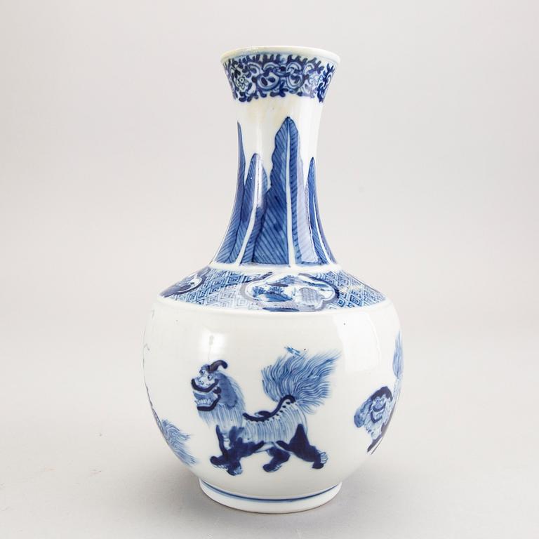 A late Qing blue and white porcelain vase.