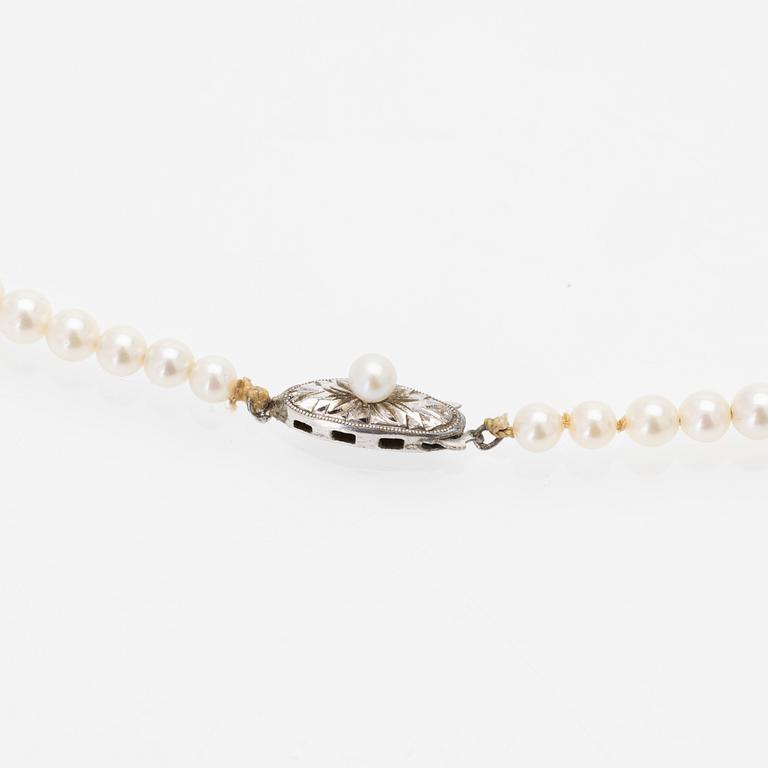 Necklace of graduated cultured pearls with a silver clasp.