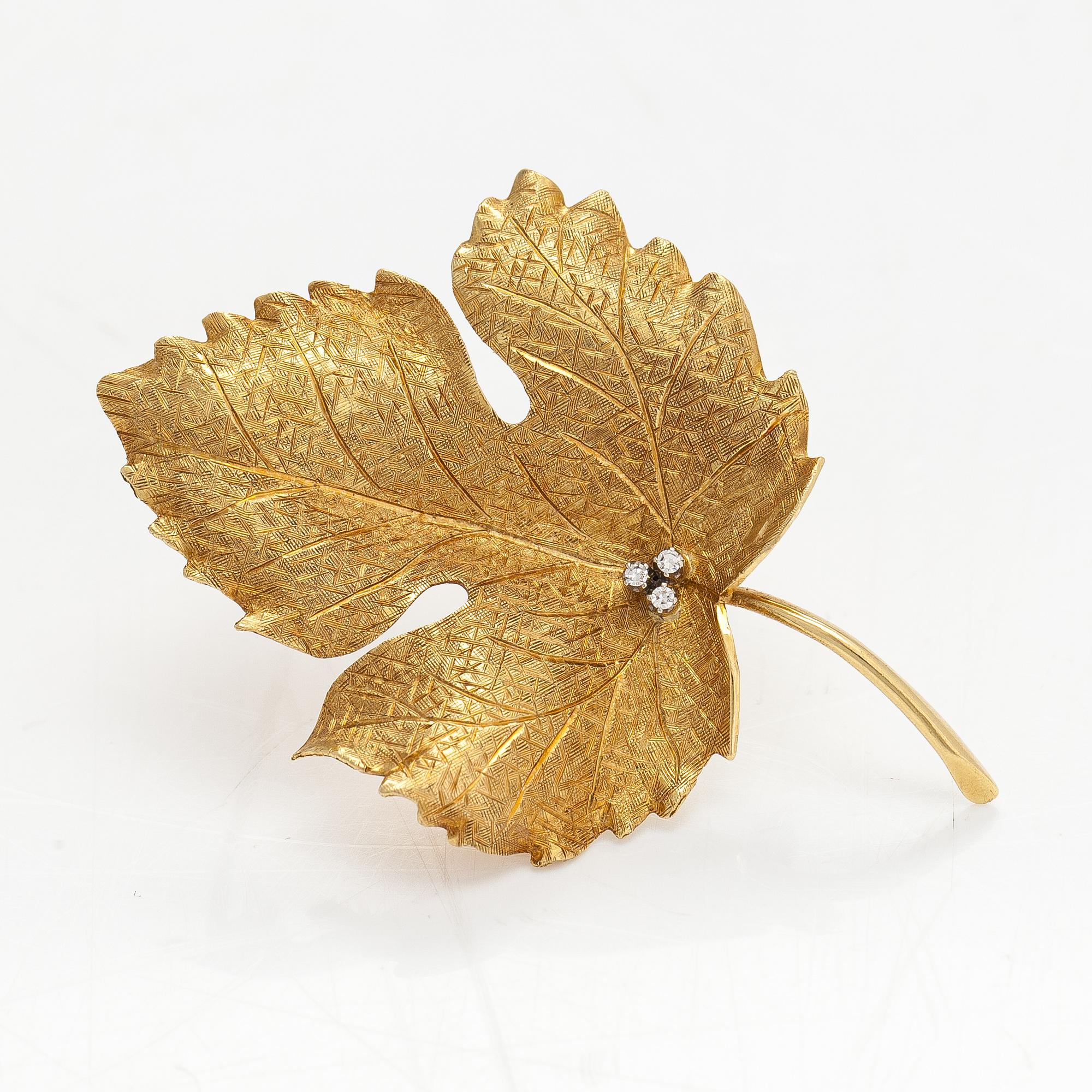 An 18K gold leaf brooch with diamonds ca. 0.03 ct in total.
