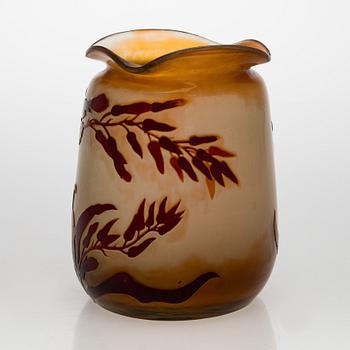Emile Gallé, vas, överfågnsglas, signerad  E. Gallé, Frankrike, 1800-talets slut.