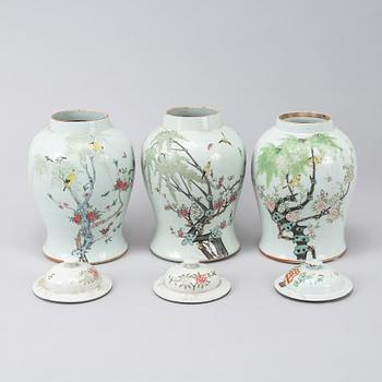 Four Chinese famille rose jars/vases with 3 covers, 20th century.