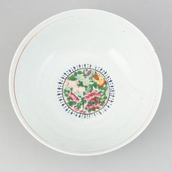 A Canton famille rose bowl, late Qing dynasty.