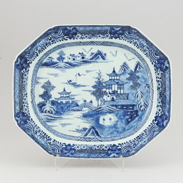 A blue and white serving dish, Qing dynasty, Qianlong (1736-95).