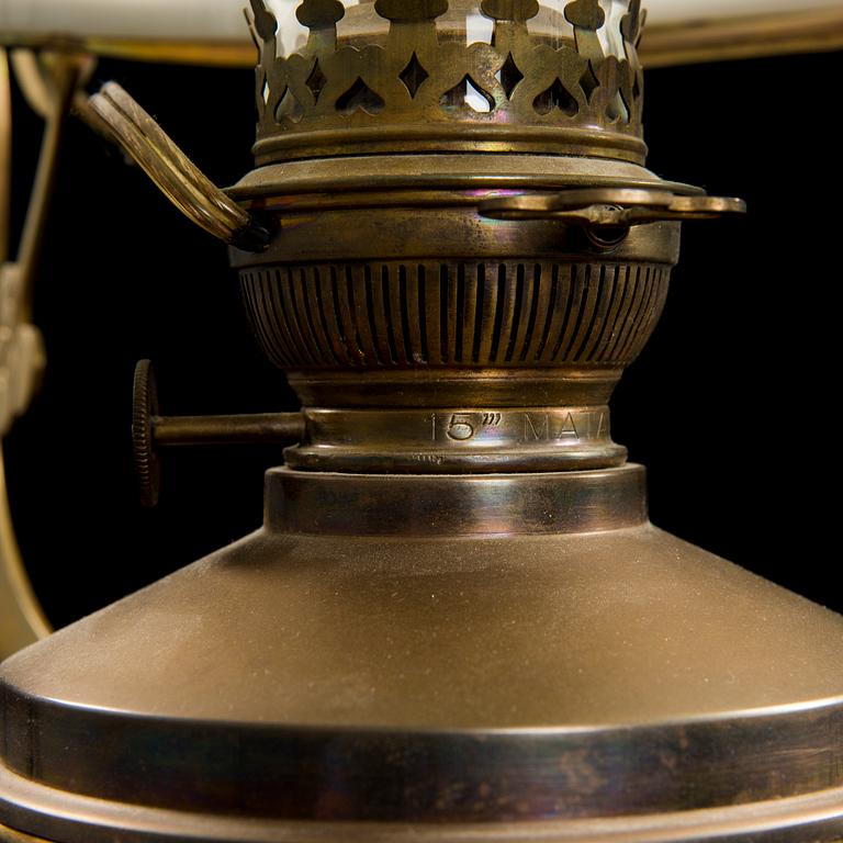 TAKLAMPA, Jugend, 1900-talets början. Höjd 110 cm.