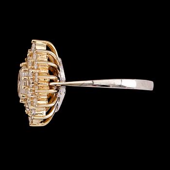 RING, 14 k rödguld och vitguld, briljant- och navettslipade diamanter tot 1.50 ct.