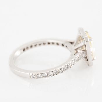 Ring in 18K white gold set with an oval-cut yellow sapphire and brilliant-cut diamonds.