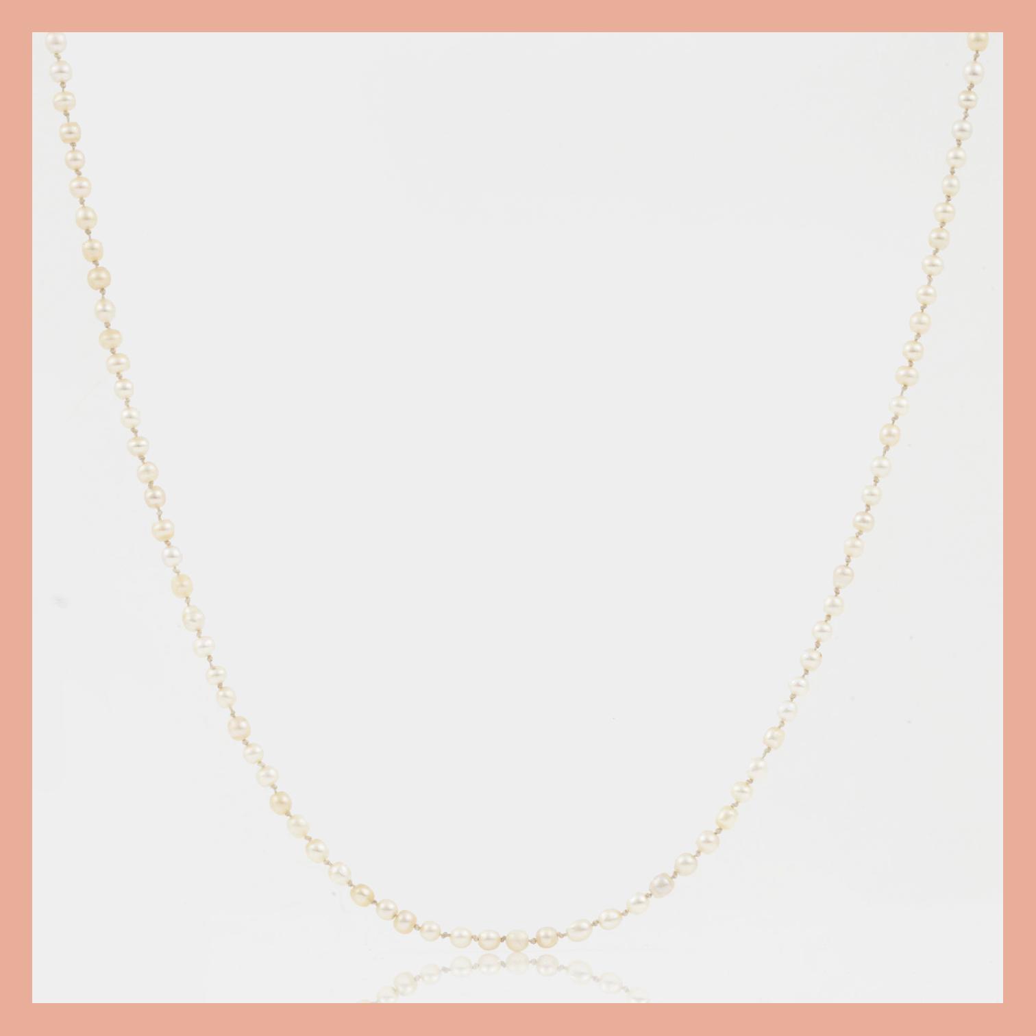 COLLIER med troligen äkta semi-barocka pärlor. Ø 4.5 - 3.5 mm.