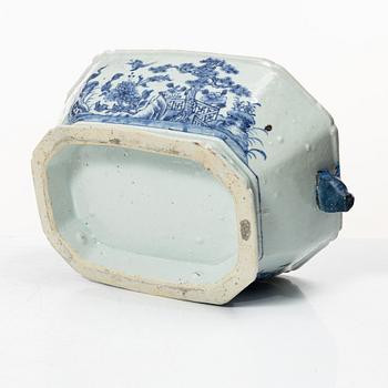 A blue and white export porcelain tureen with cover, and an oval serving dish, China, Qianlong and Jiaqing.