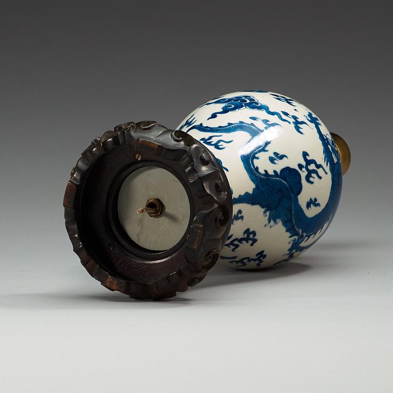 A blue and white dragon vase, Qing dynasty, Kangxi (1662-1722).