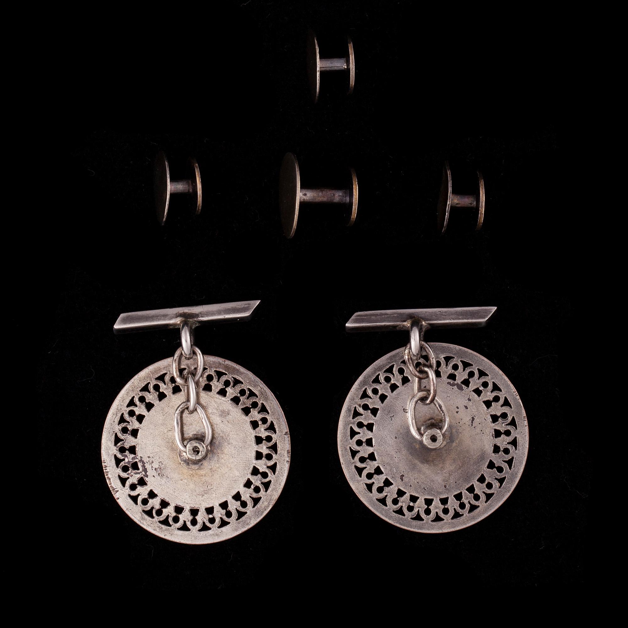 MANSCHETTKNAPP samt 4 FRACKKNAPPAR, silver, emaljering. Frankrike 1900-talets början. Vikt tot. 10,6 g.
