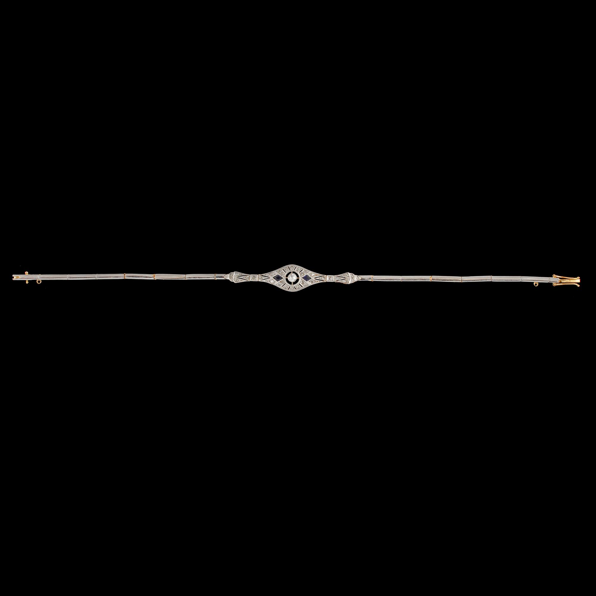 ARMBAND, 18k guld, fasettslipad diamant ca 0.08 ct, 2 blå safirer samt rosenstenar, 1900-talets första hälft. Vikt 8 g.
