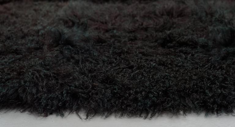 Matto, sheepskins, black dark brown green melange, ca 547 x 492-498 cm.