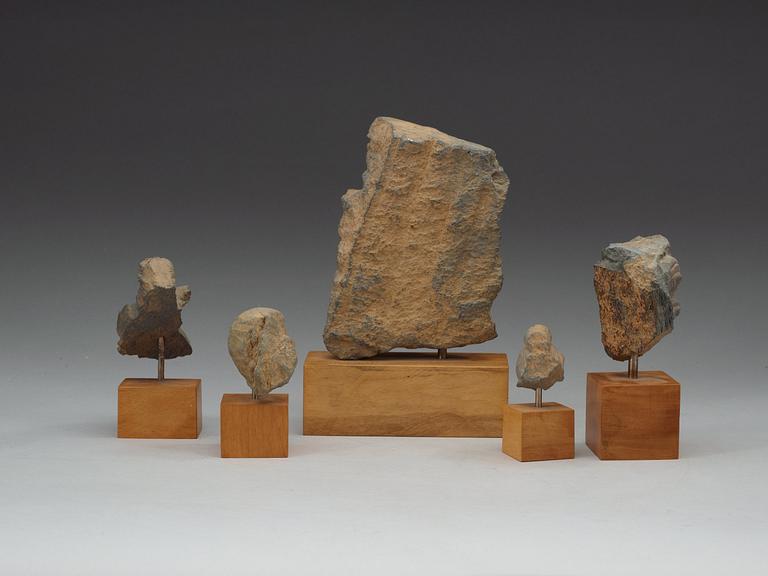 SKULPTURFRAGMENT, fem delar, skiffer. Gandhara.