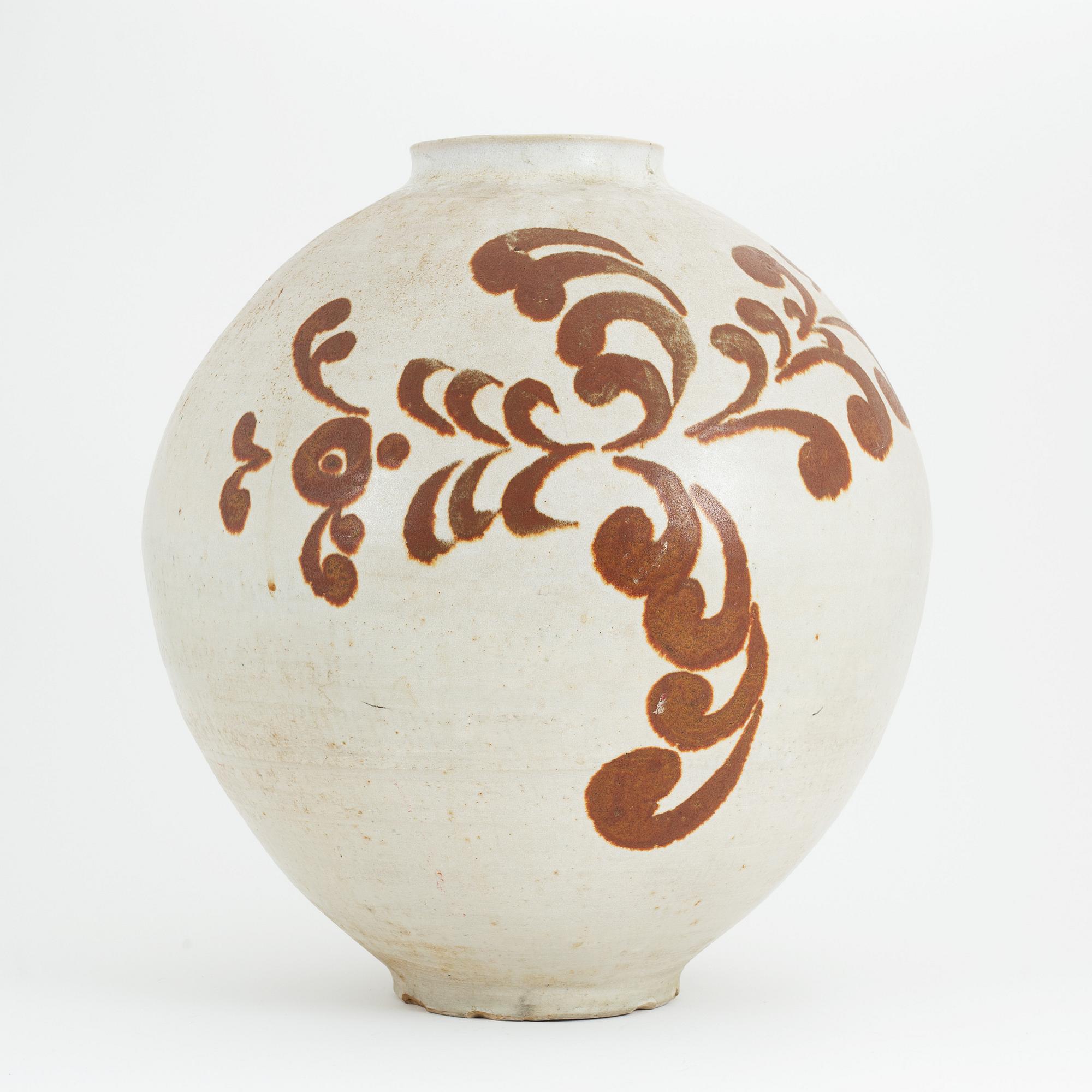 Lee Hyun-Gyueng kruka så kallad "Moon jar", Korea, 1950-tal.