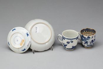 KOPPAR MED FAT, 2 st, porslin, Kina, Kangxi och Qianlong, 1700-tal.