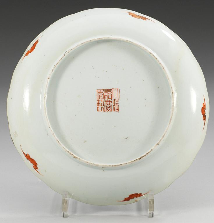 SKÅLFAT, porslin. Qing dynastin, 1800-tal med Jiaqings sigillmärke i rött.