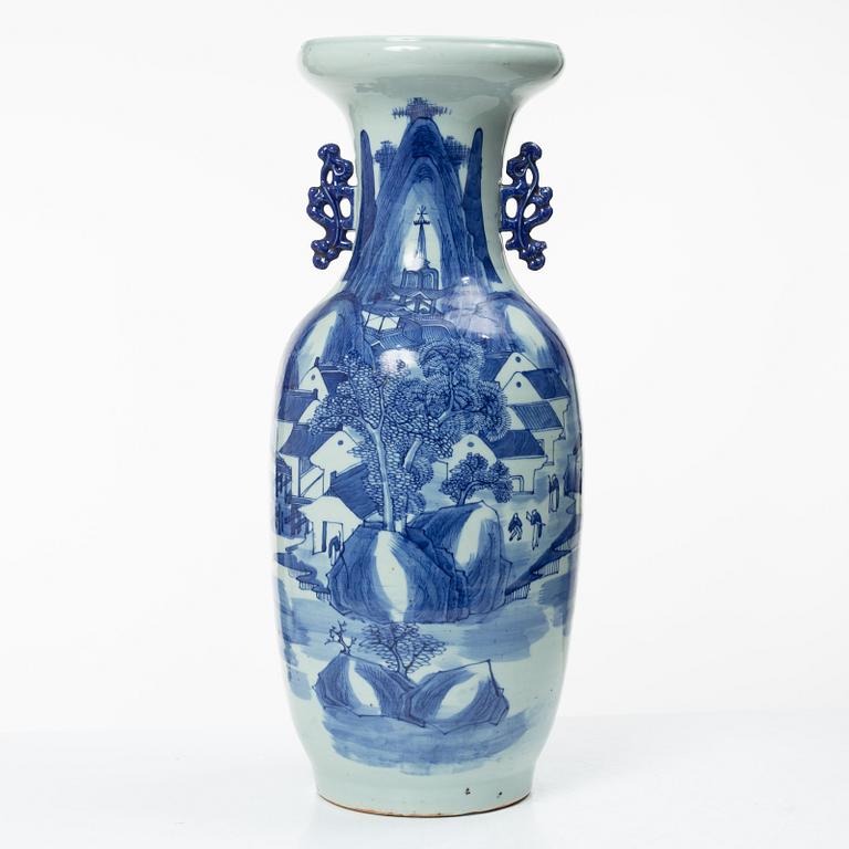A porcelain vase, China, l19th century.