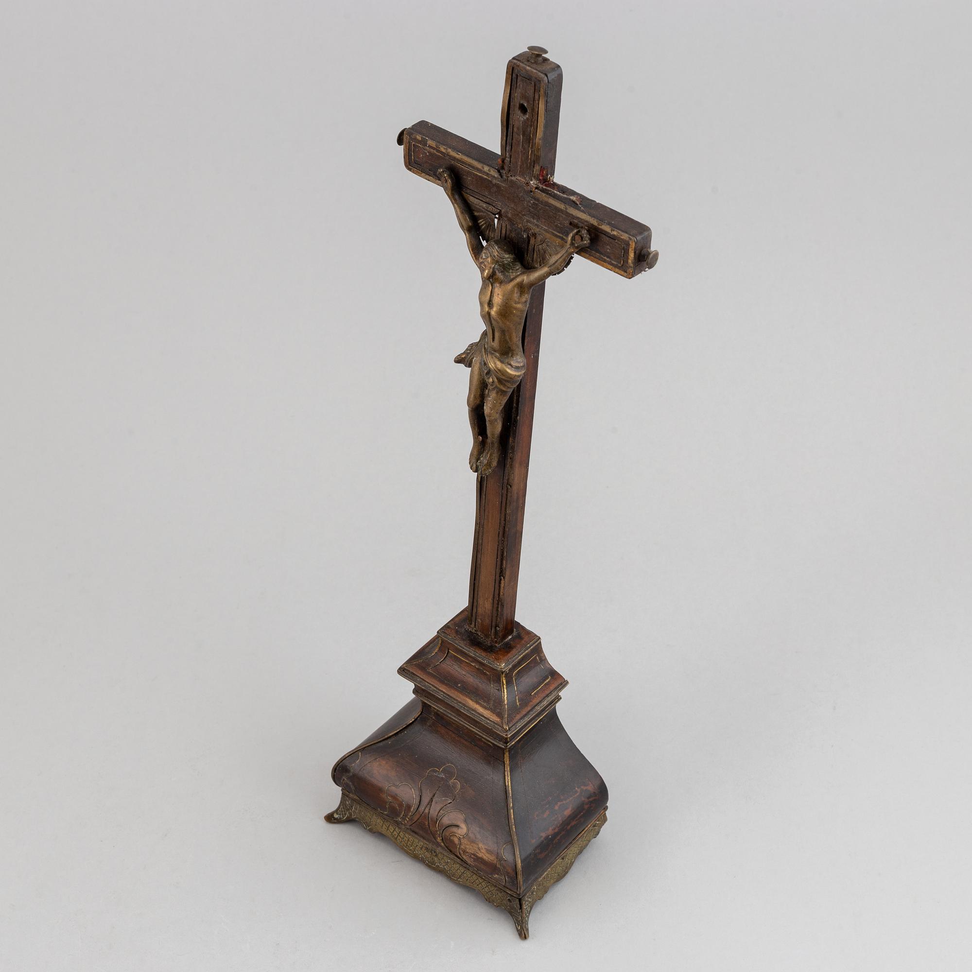KRUCIFIX, mörkbetsat trä med inläggningar av mässing, 1700-tal.