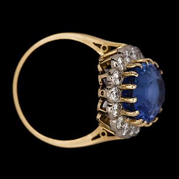 A blue sapphire, 7.66 cts, and brilliant cut diamond ring, tot. app. 1.30 cts.