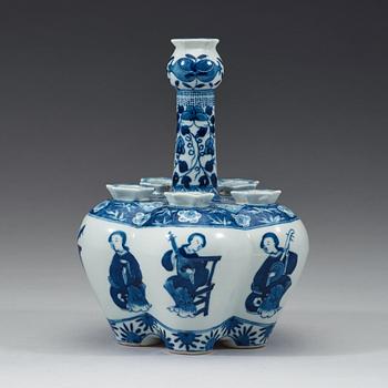 A blue and white tulip vase with female musicians, Qing dynasty, 19th Century.