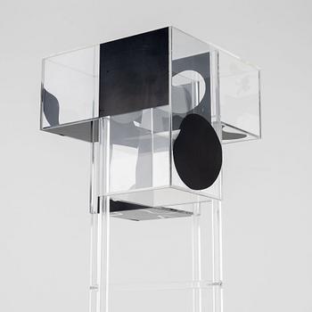 Gösta Wallmark, skulptur, plexiboxar och pinnar. Klarglas och svart.