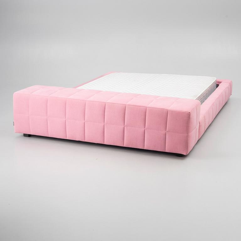 Giuseppe Viganò, a "Squaring" bed, Bonaldo, Italy.