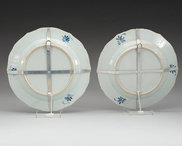 A pair of famille rose and underglazeblue dishes, Qing dynastyn, Qianlong (1736-95).