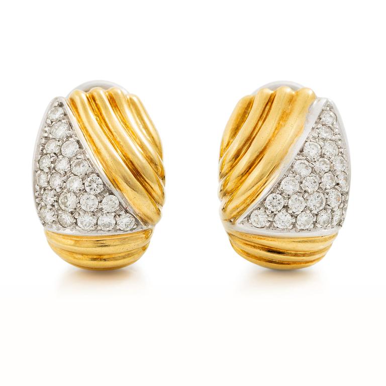 Ett par örhängen 18K guld och vitguld med runda briljantslipade diamanter.