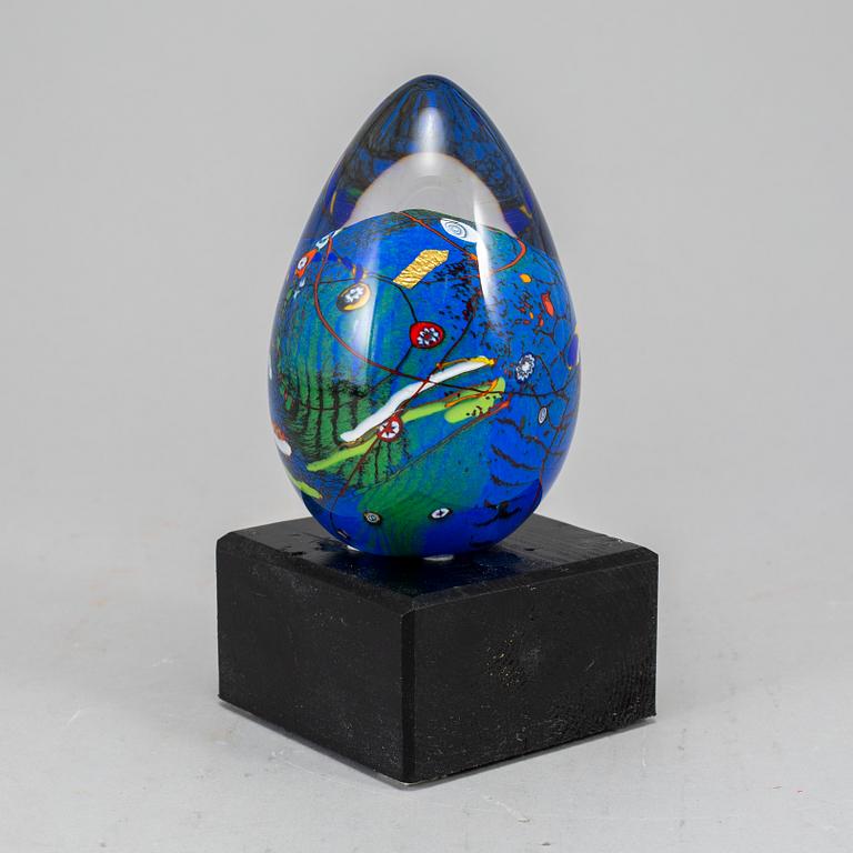 A J-E Reitzman glass sculpture of an Egg, Transjö, Sweden, 20th Century.