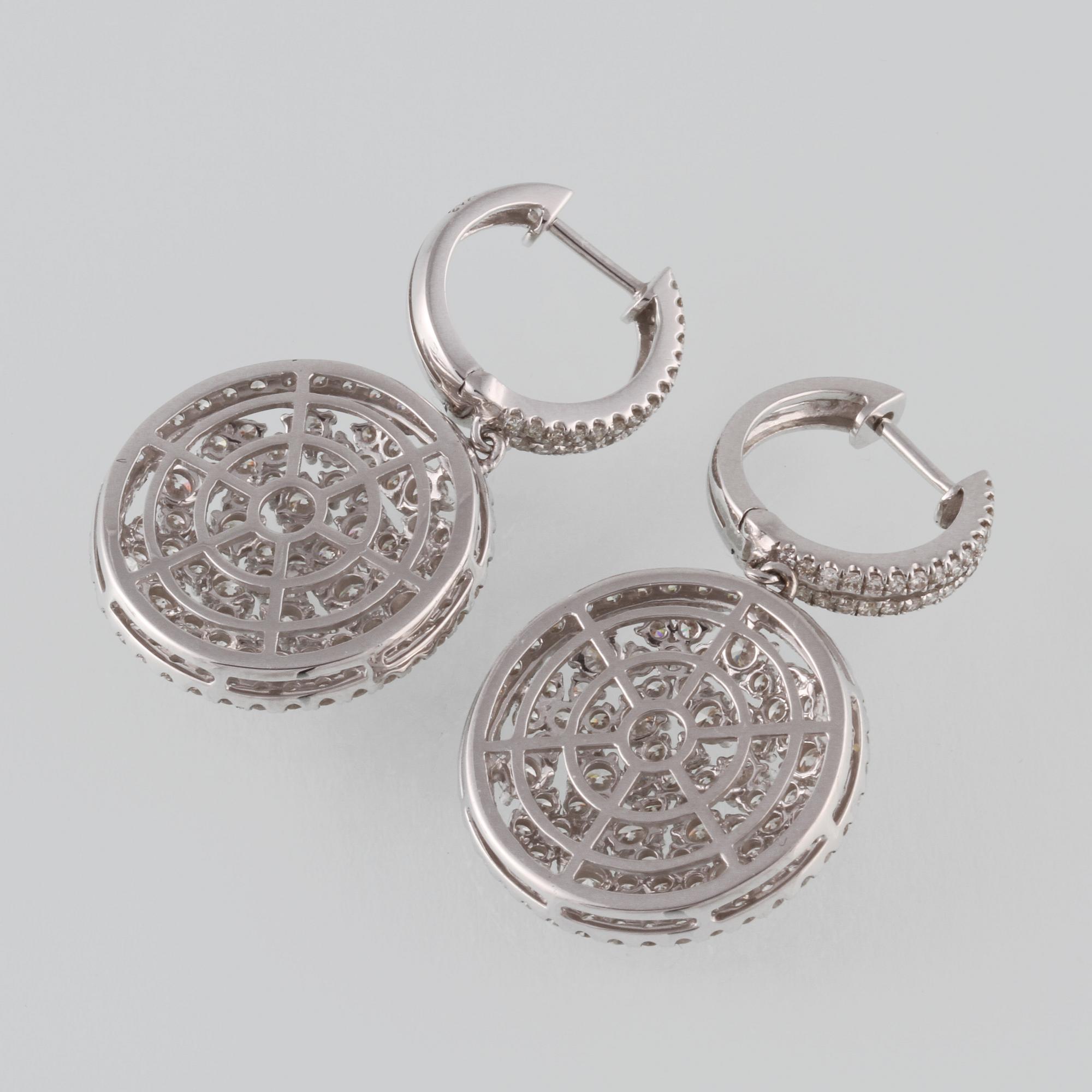 ÖRHÄNGEN, 18K vitguld med 258 briljantslipade diamanter 3.42 ct. Vikt 9,9 gram.